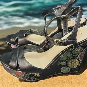 Guess woman's size 8 High heeled sandles